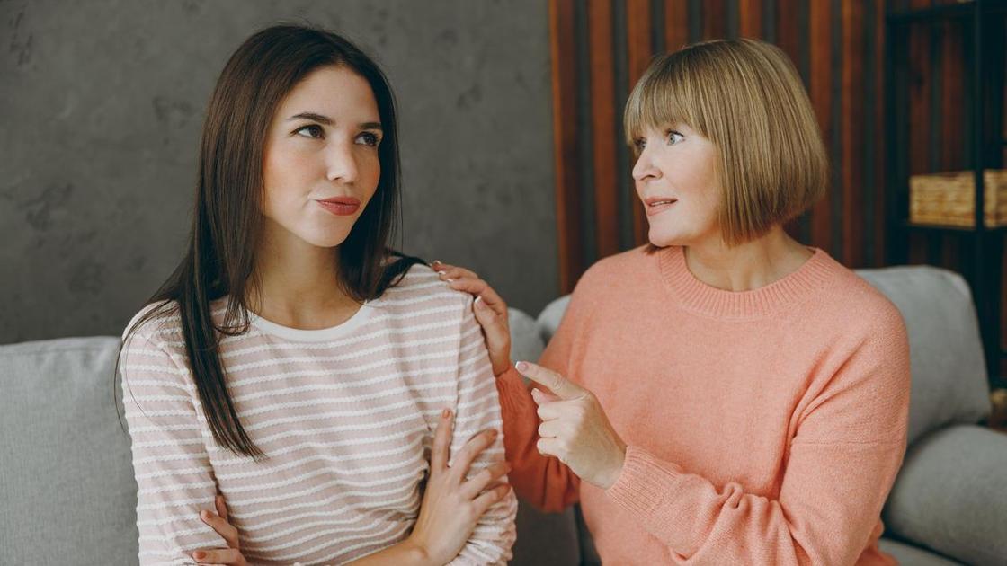 10 привычек родителей, из-за которых взрослые дети не хотят с ними общаться  (Психология)