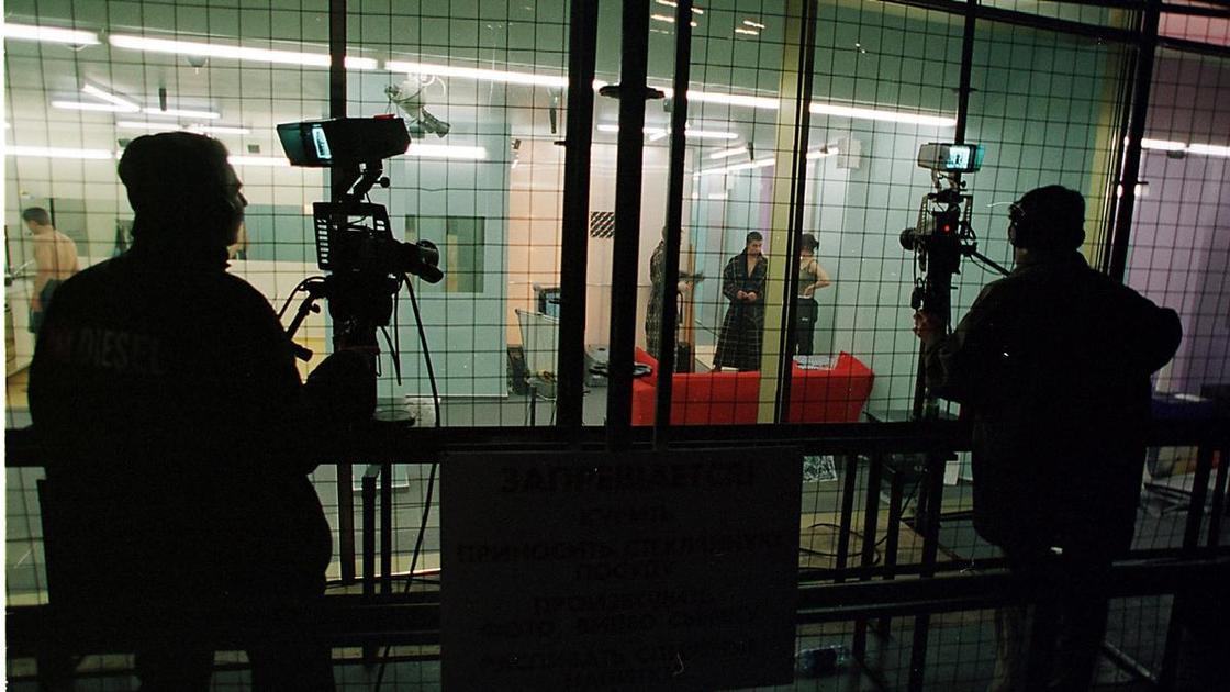 «За стеклом»: как сложилась судьба участников первого российского реалити-шоу (Психология) «За стеклом»: как сложилась судьба участников первого российского реалити-шоу (Психология)