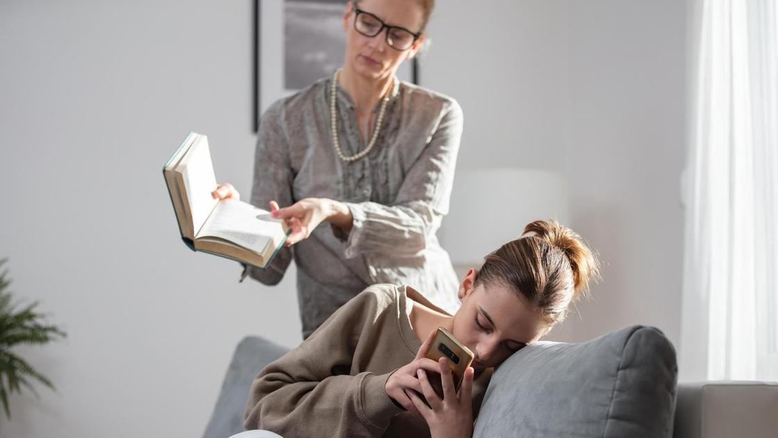 &laquo;Не хочу жить с дочерью-подростком: она курит, пьет, матерится и прогуливает школу. Одной мне будет лучше&raquo;  (Психология)