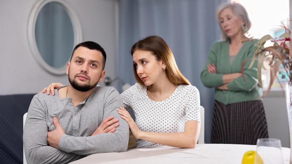 &laquo;После смерти отца мама вторгается в нашу с мужем жизнь&nbsp;&mdash; он даже сгоряча сказал, что уйдет, если так будет продолжаться&raquo;  (Психология)