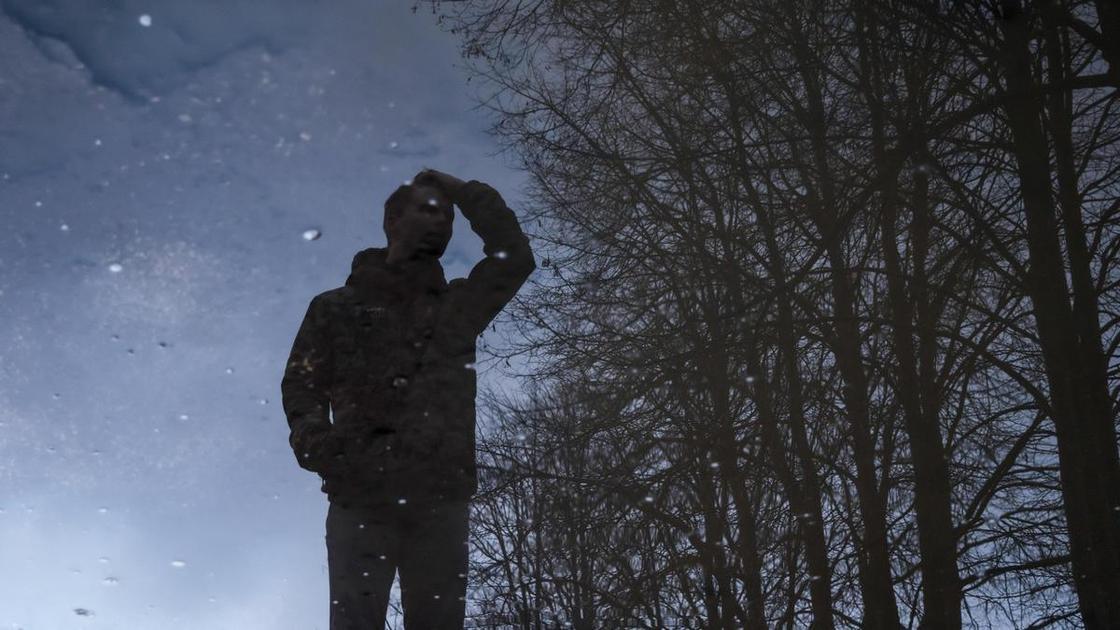 &laquo;Мне 27, и я живу, словно смотрю скучный черно-белый фильм. На публику играю роль, но никого не хочу видеть&raquo;  (Психология)