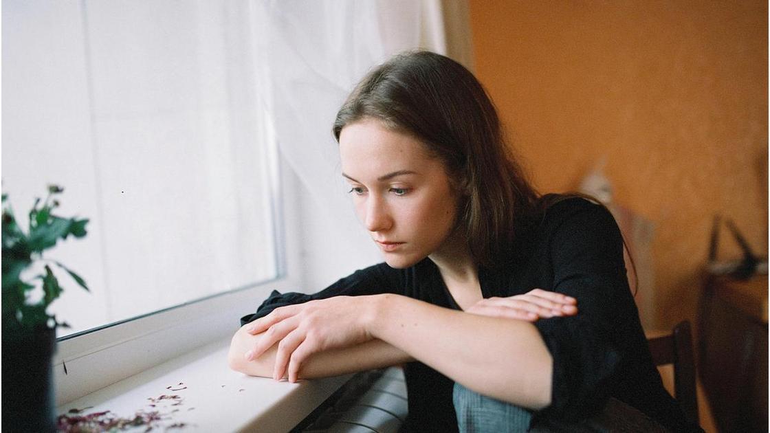 &laquo;Не лезьте в чужую жизнь&raquo;: стоит ли рассказывать близкому, что партнер ему изменяет  (Психология)